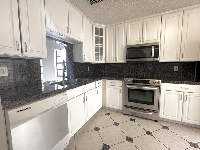Foto del edificio - "Charming 2-Bed, 2-Bath Oasis in Vibrant T...