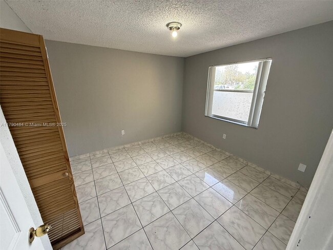 Foto del edificio - 2721 NW 23rd Ct