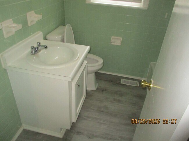 Foto del edificio - 1704 W Whitney Ave