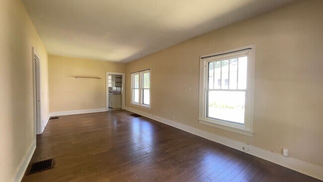 Building Photo - HOUSE...2 Bedroom 1 Bath