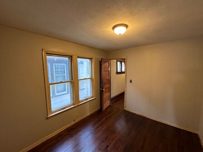 Building Photo - 3 Bedroom Single Family
