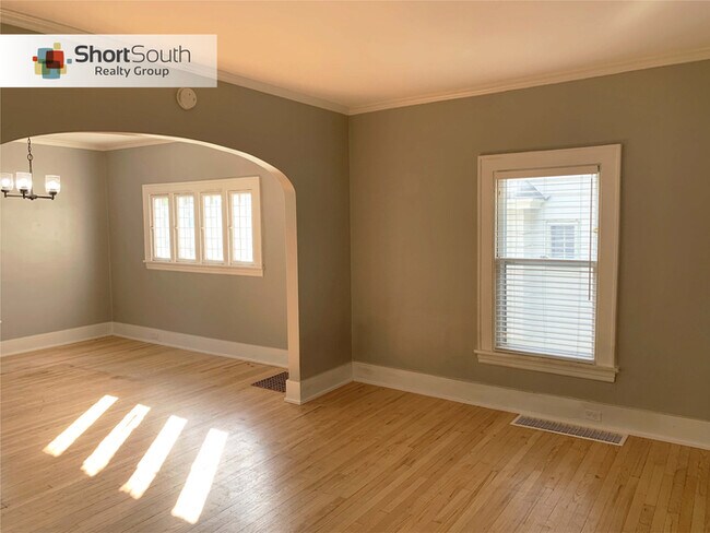 Building Photo - 3 Bed 1 Bath Home For Rent in East Grand R...