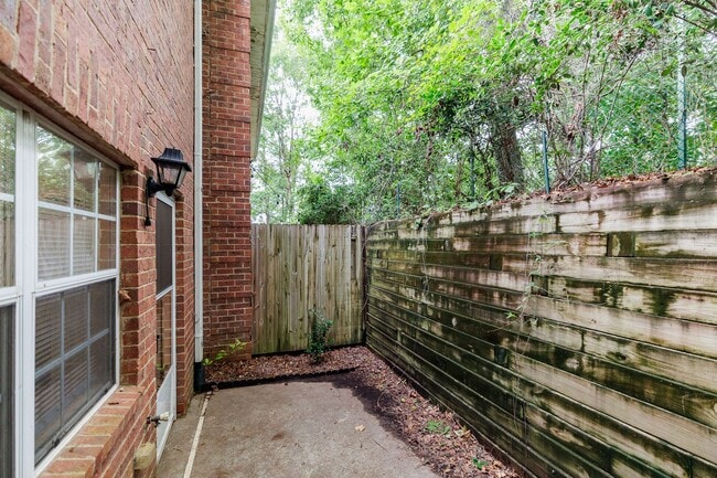 Building Photo - 205 Woodstone Dr