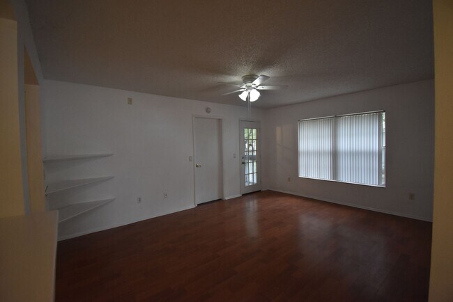 Foto del edificio - OCALA: 2 Bed/2 Bath, 2nd Floor Condo in Co...