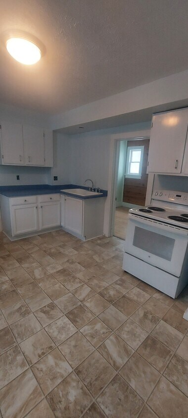 Primary Photo - 530 W Baraga Ave