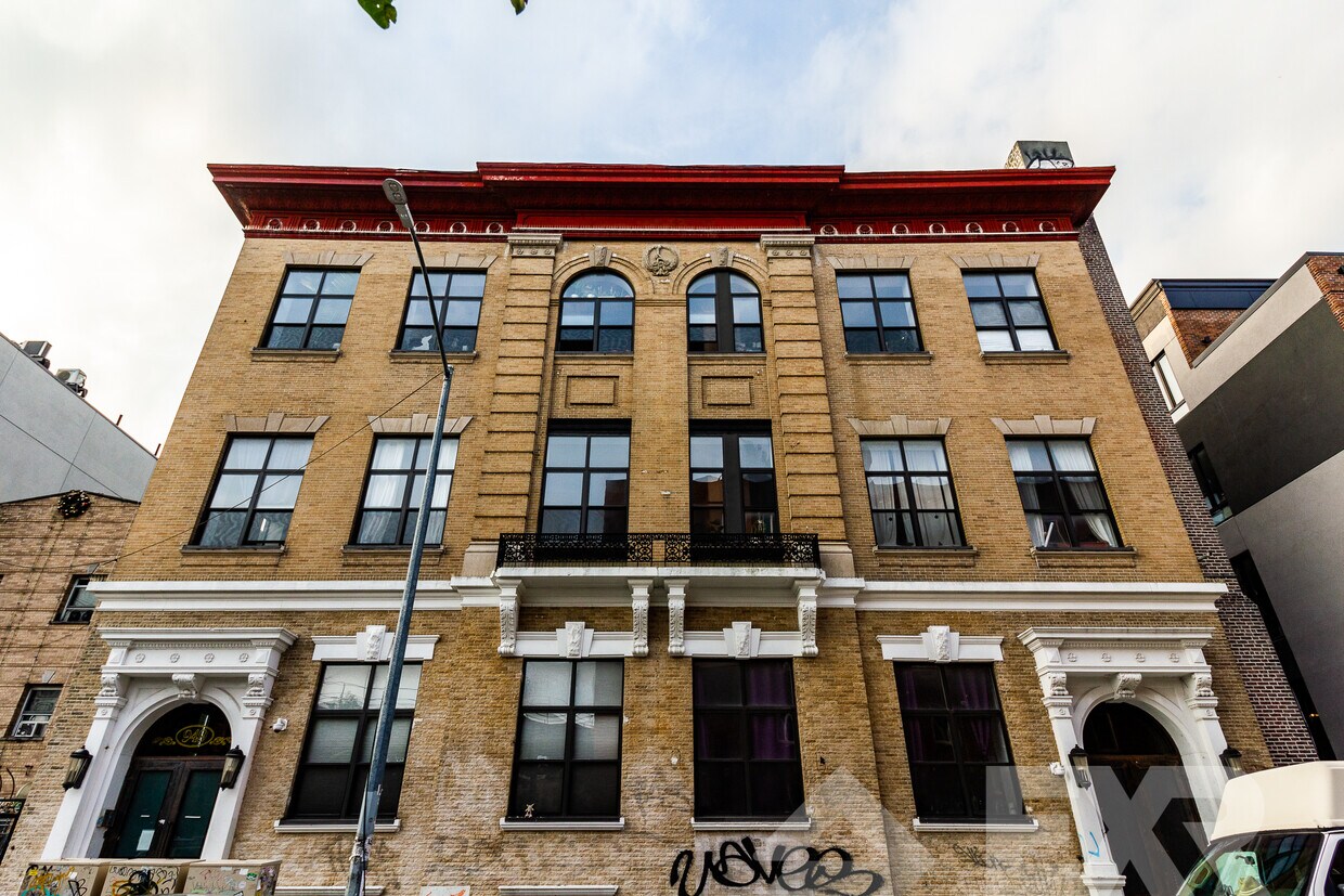 Foto principal - 949 Willoughby Ave