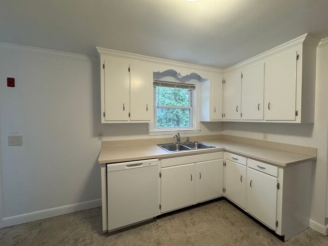 Building Photo - Pet-Ok | Charming Single-Family Ranch in C...