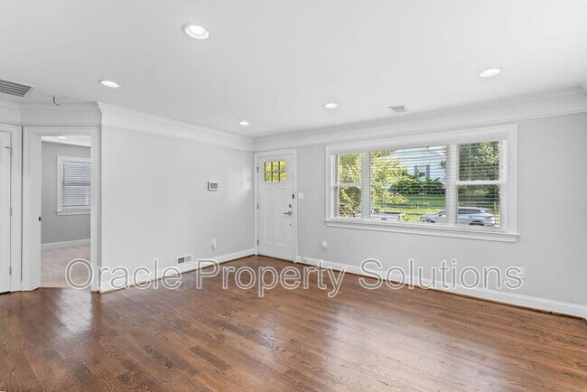 Foto del edificio - 5803 Ravenswood Rd