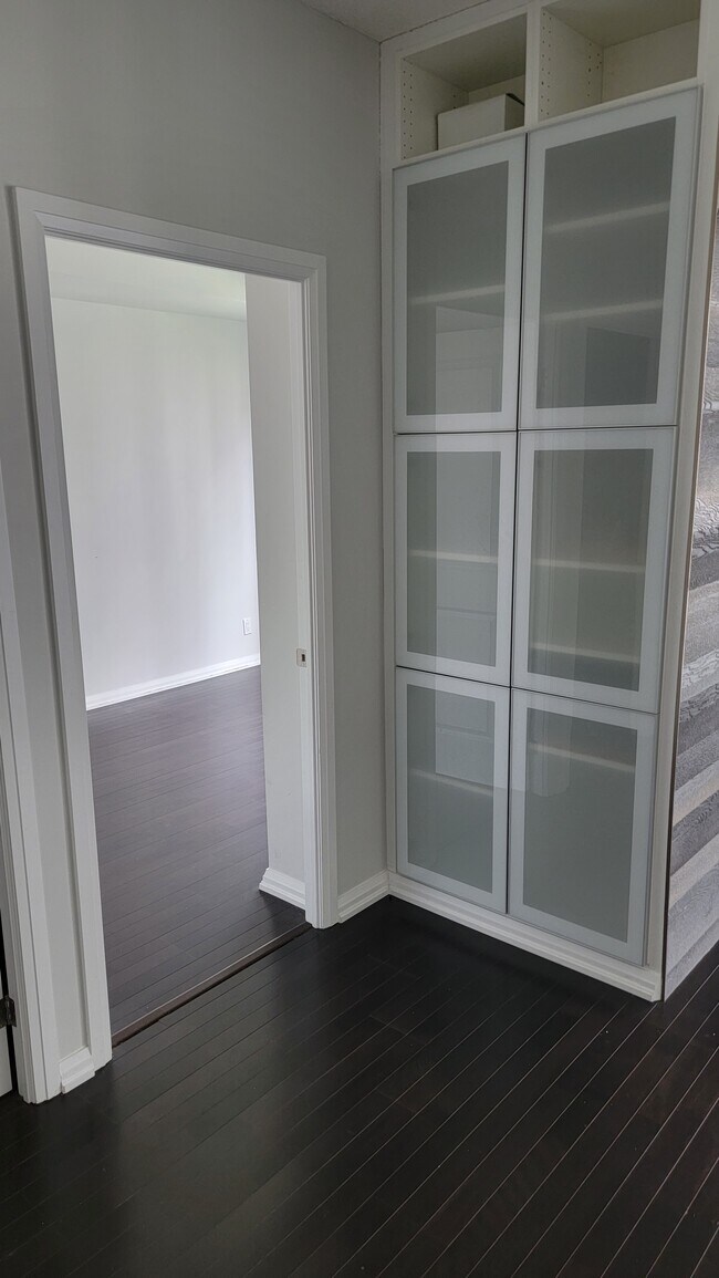 Photo du bâtiment - Large 1+1(2nd bedroom) Unit with Parking a...