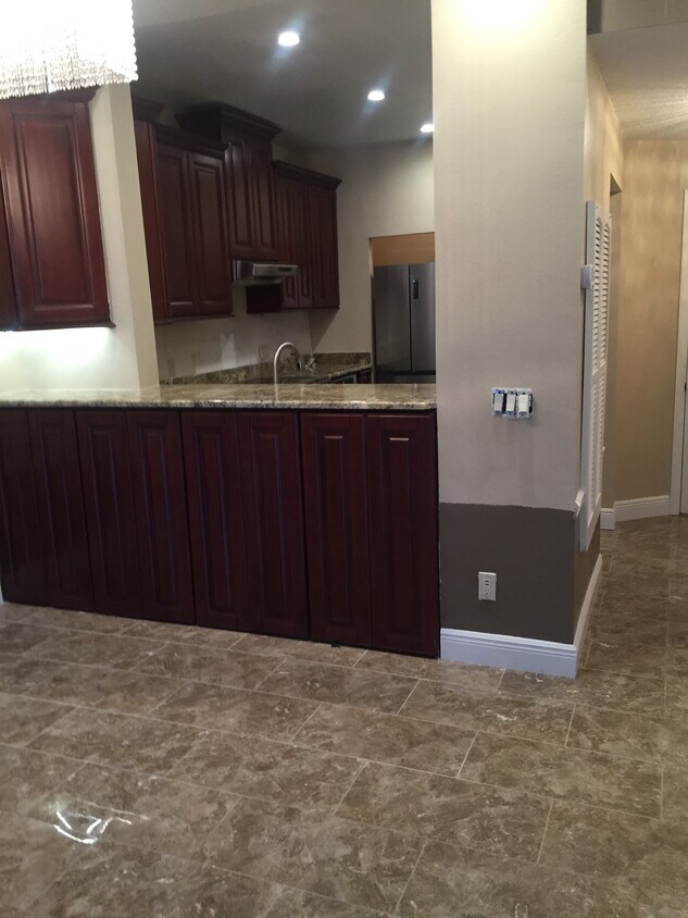 Building Photo - 325 Scottsdale Sq