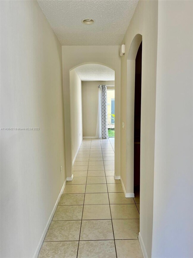 Foto del edificio - 970 NE 42nd Pl