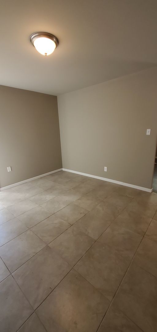 Building Photo - 3 Bedroom Home with Garage