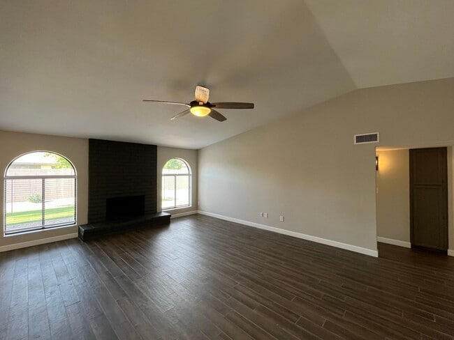 Building Photo - 3 Bedroom Home Near W Elliot Rd and N. Alm...