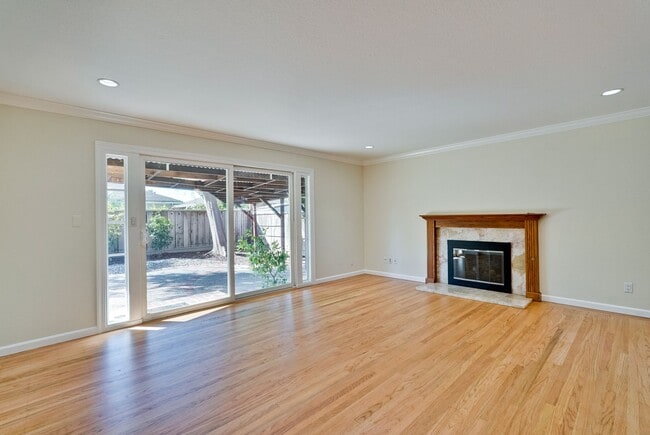 Foto del edificio - Charming & Refreshed Well-Maintained 4 Bed...
