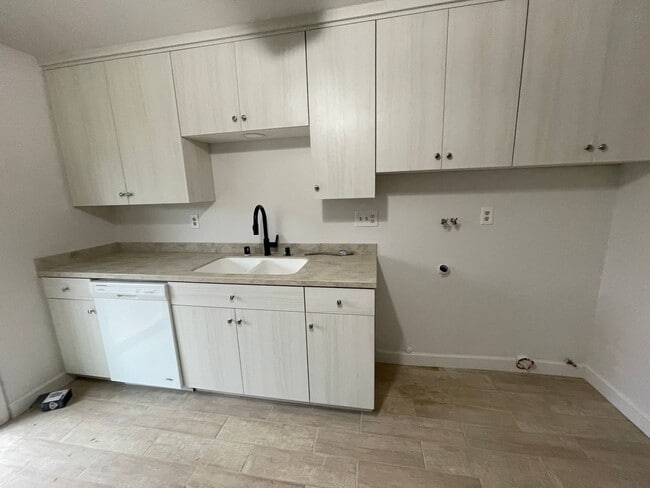 Building Photo - APPLE VALLEY- REFURBISHED 2 BEDROOM , 2 BATHROOM APARTMENT