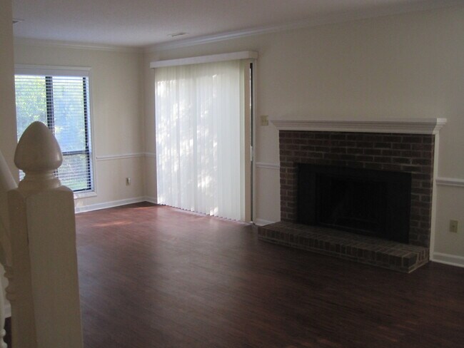 Foto del edificio - 111 Charter Oaks Cir