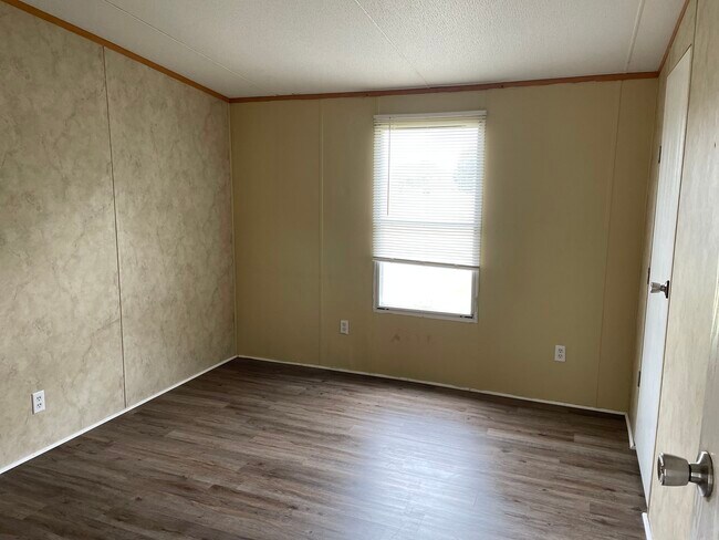 Building Photo - 683 Tommy's Rd