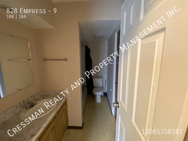 Building Photo - 1 bed 1 bath APARTMENT located in Rosemont...