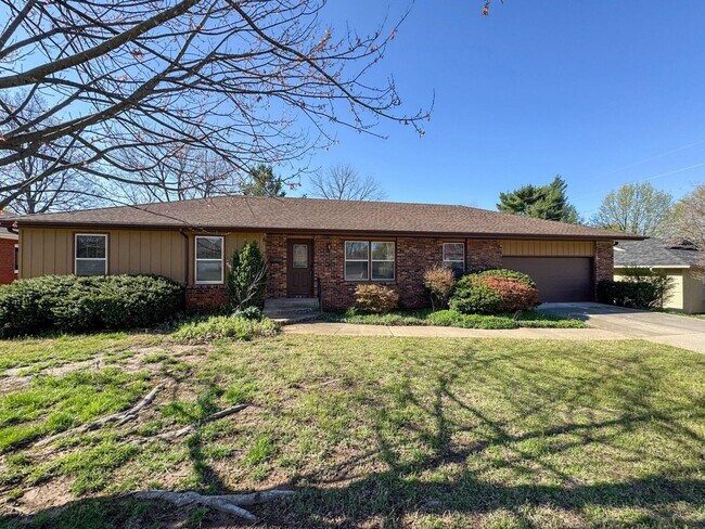 Foto del edificio - 4 Bed 3 Bath 2 Car Garage-1/2 off 1st Mont...