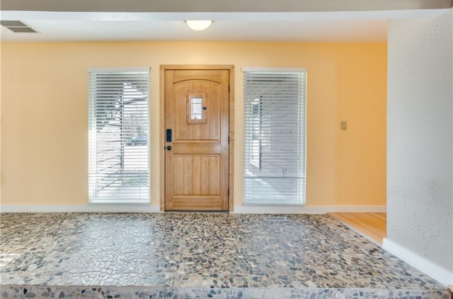 Building Photo - Charming 3-Bed, 2-Bath Home in West Norman...