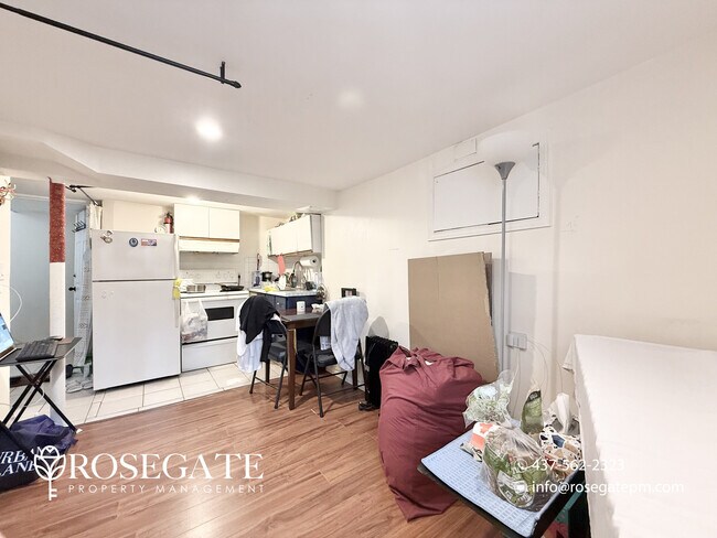 Photo du bâtiment - All-Inclusive 1-Bedroom Basement Apartment with Parking & Internet in Scarborough