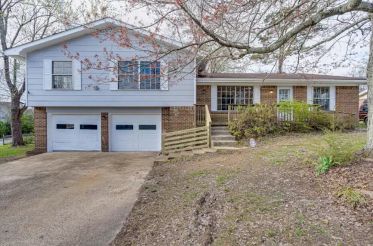 Foto principal - Renovated 2 bed 1.5 bath off Bonny Oaks