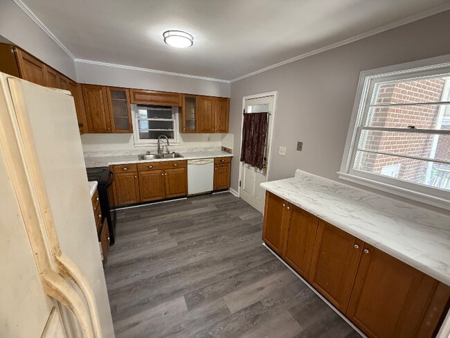 Building Photo - 196 E Salem Dr