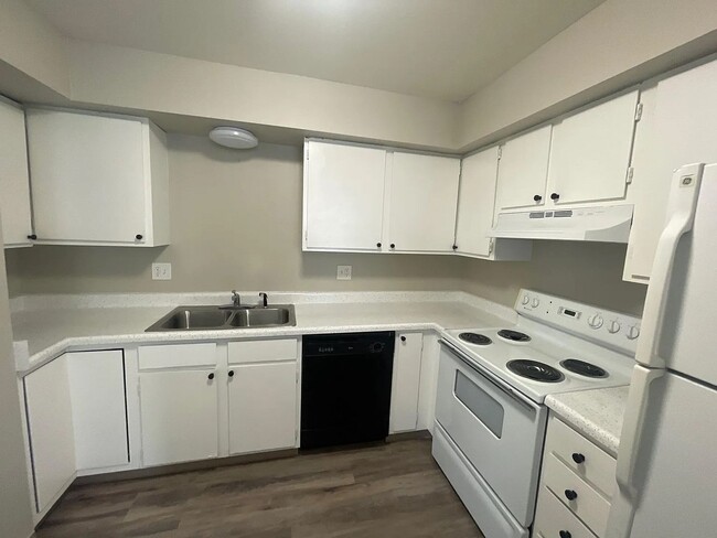 Building Photo - Newly renovated 2 Bedroom first floor apar...