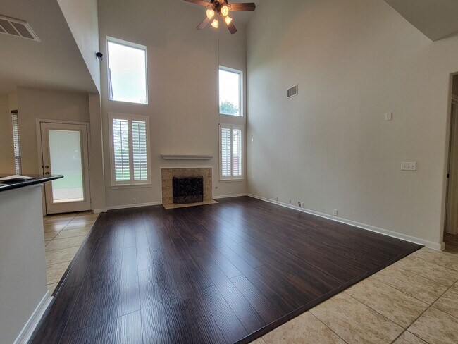 Foto del edificio - Charming & Spacious 4/BR 3/BR Home – Pet F...