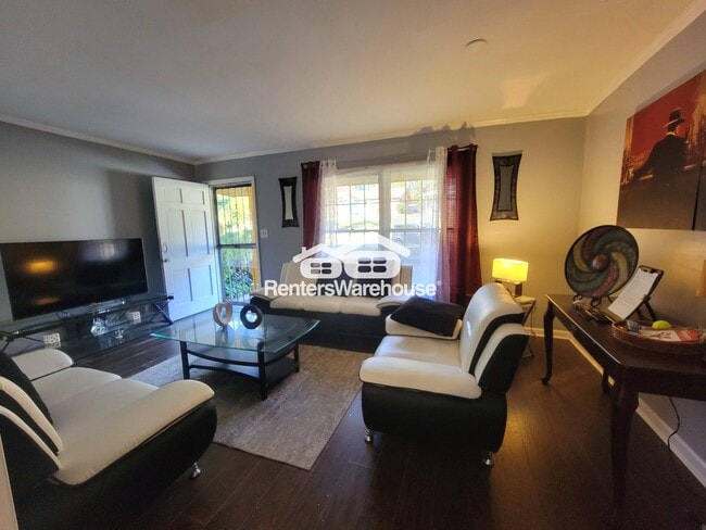 Building Photo - 3566 Highwood Dr SW