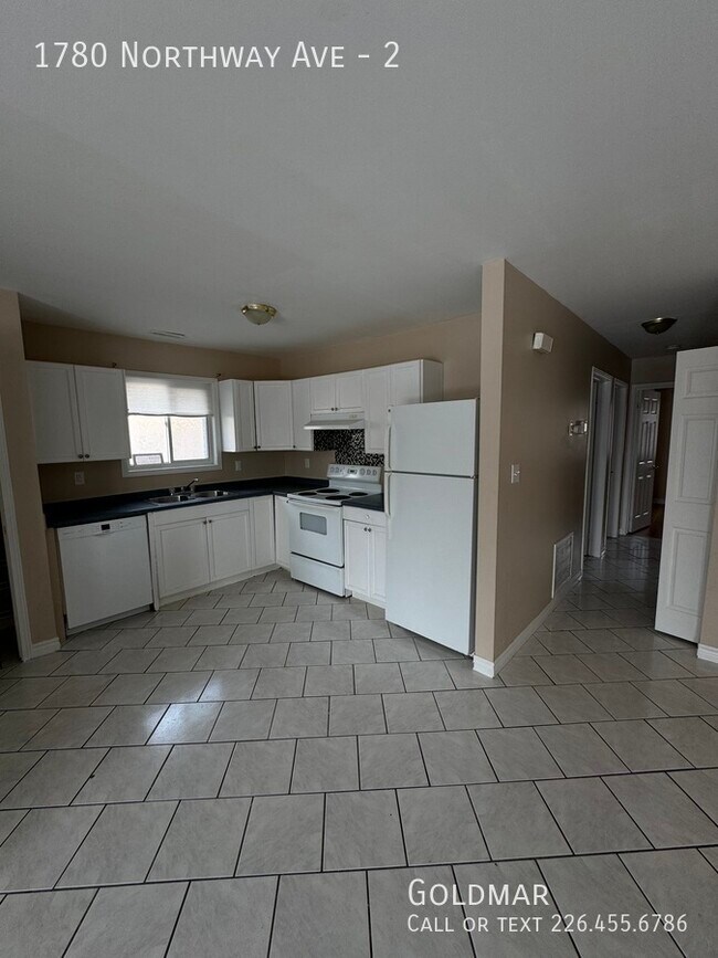 Photo du bâtiment - 2 Bedroom Unit Located Right off of Huron Church!