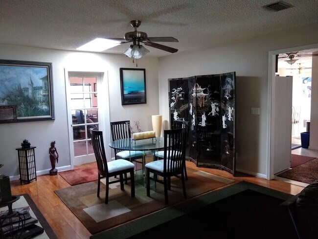 Comedor con puertas de entrada al comedor y a la cocina. - 2620 Moody Ave