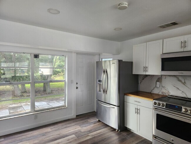 Foto del edificio - 6143 Hester Ave