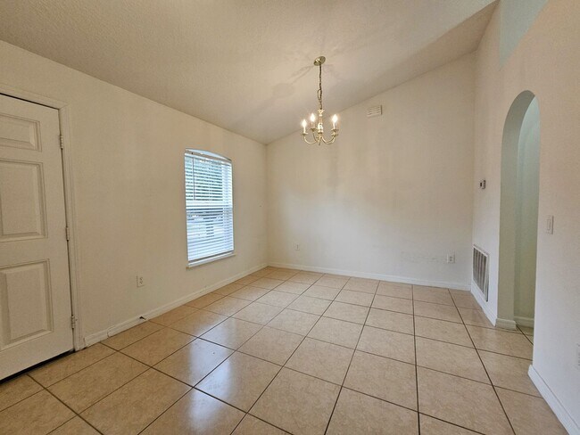 Foto del edificio - Beautiful 4-bed, 2-bath Home, with Functionality with Style,