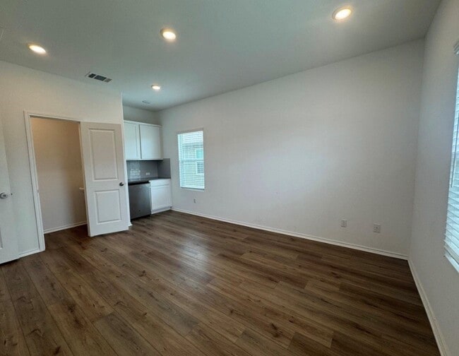 Building Photo - 208 Otter Rd