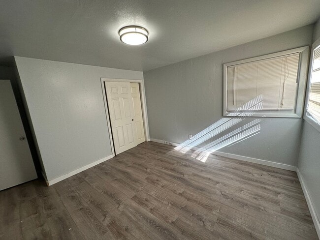 Building Photo - 3 Bedroom 1 Bath Home With A Huge Living Room & 2 Car Garage In Lebanon