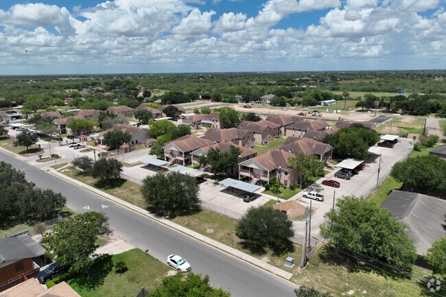 Aerial Context - La Villa De Alton