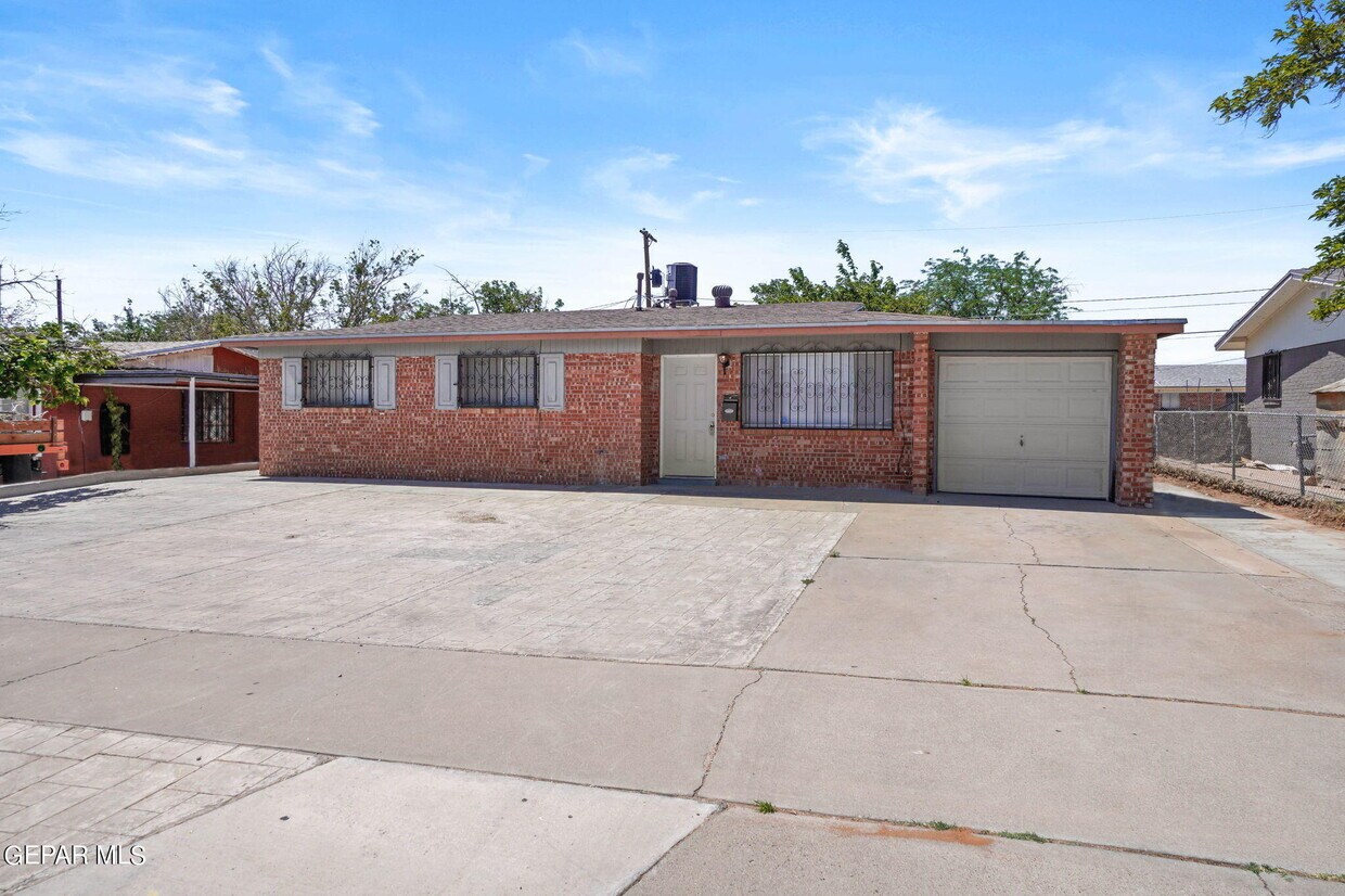 Primary Photo - 4908 Royal Dr