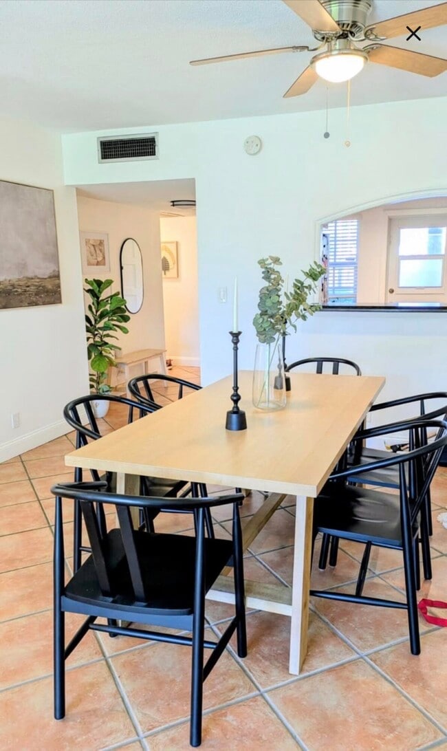 Foto del edificio - 3100 N Palm Aire Dr