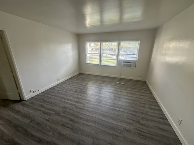 Building Photo - 2425 Silver Lake Blvd