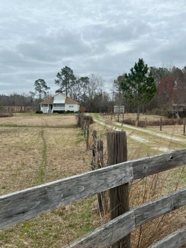 Building Photo - Country Living on 3 acres!