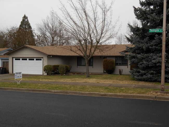 Building Photo - Spacious 3 Bed 2 Bath Home-Located on a Corner Lot in Quiet Neighborhhood