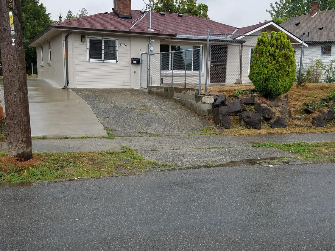 Primary Photo - 4624 S Holden St