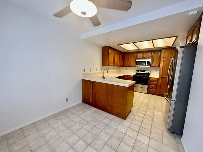 Building Photo - Bright, Beautiful & Upgraded – Townhome Re...