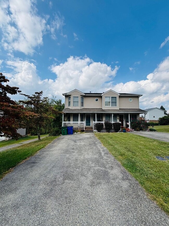 3 Bedroom, 2.5 Bath Duplex - 3 Bedroom, 2.5 Bath Duplex Townhome