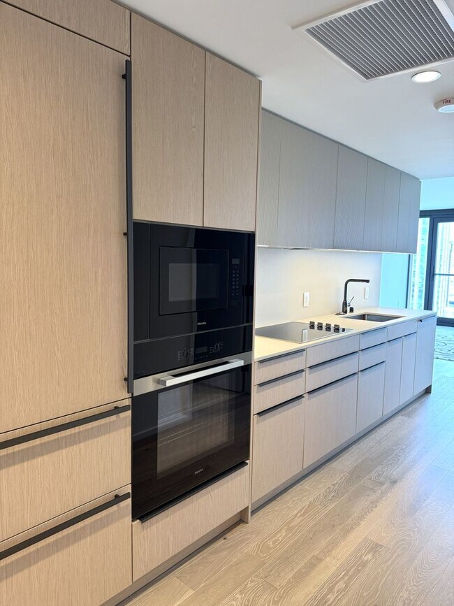 Foto del edificio - The Park Ward Village - High Floor One Bedroom with Storage Room Included!