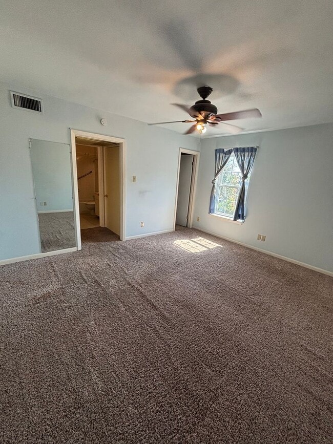Building Photo - Fairfield Oaks 1 Bedroom Condo in South Highland - Water Included
