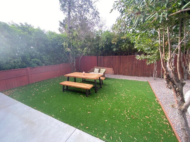 Foto del edificio - 4 Bedroom House on Leo with Garage!