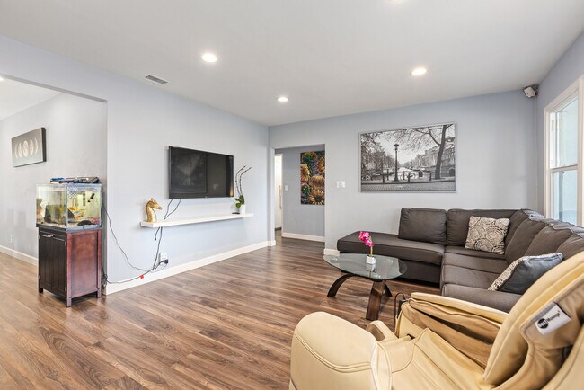 Foto del edificio - 3254 Logan Ave