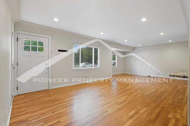 Foto del edificio - Charming Home with Central AC and Washer/D...